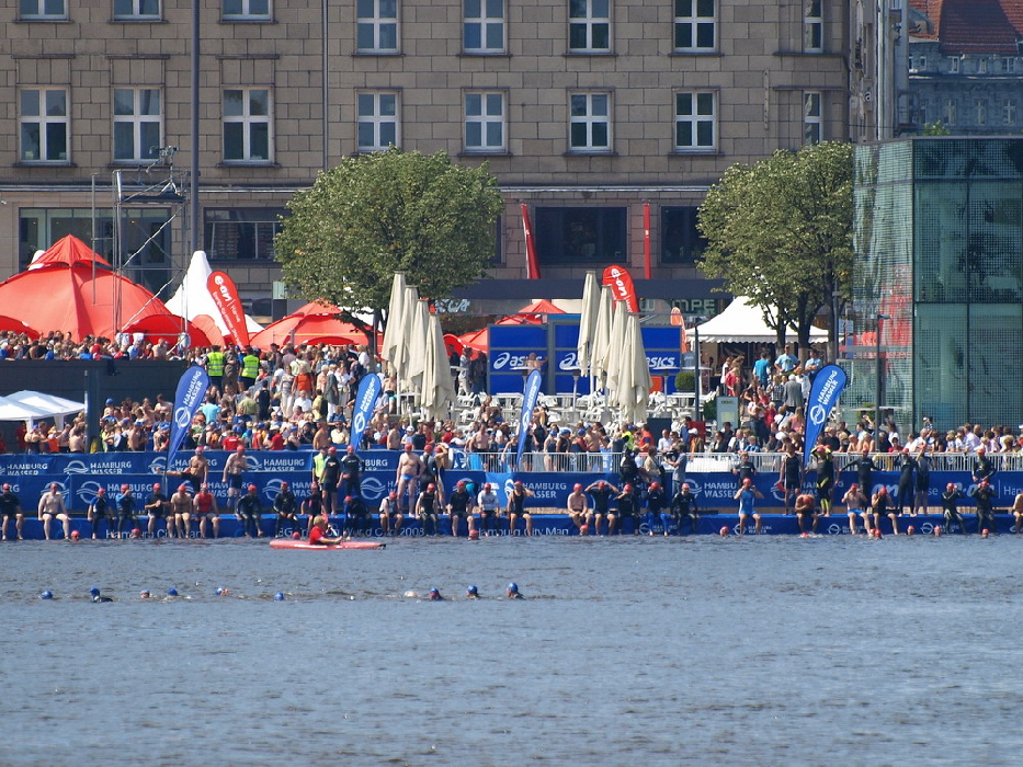 Triathleten beim Start