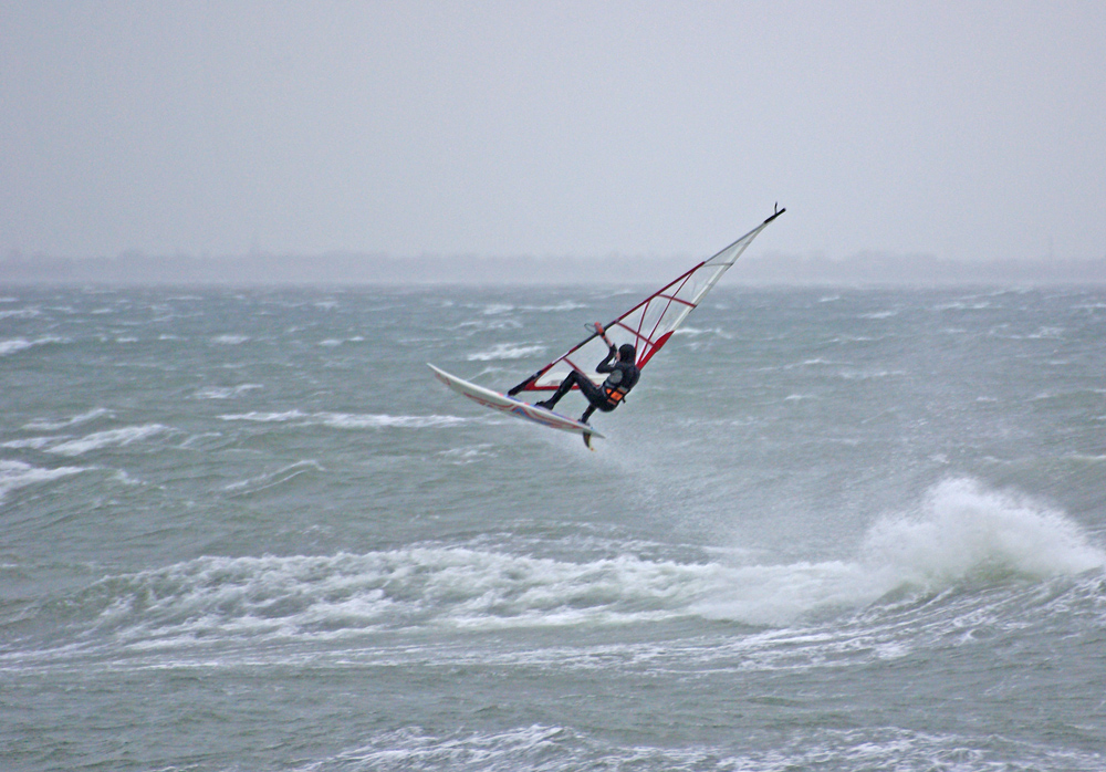 Surfer im Sturm