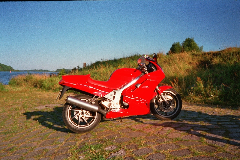 VFR 750 F