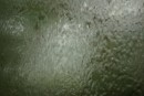 Ein Spiegel an dem Wasser runter läuft